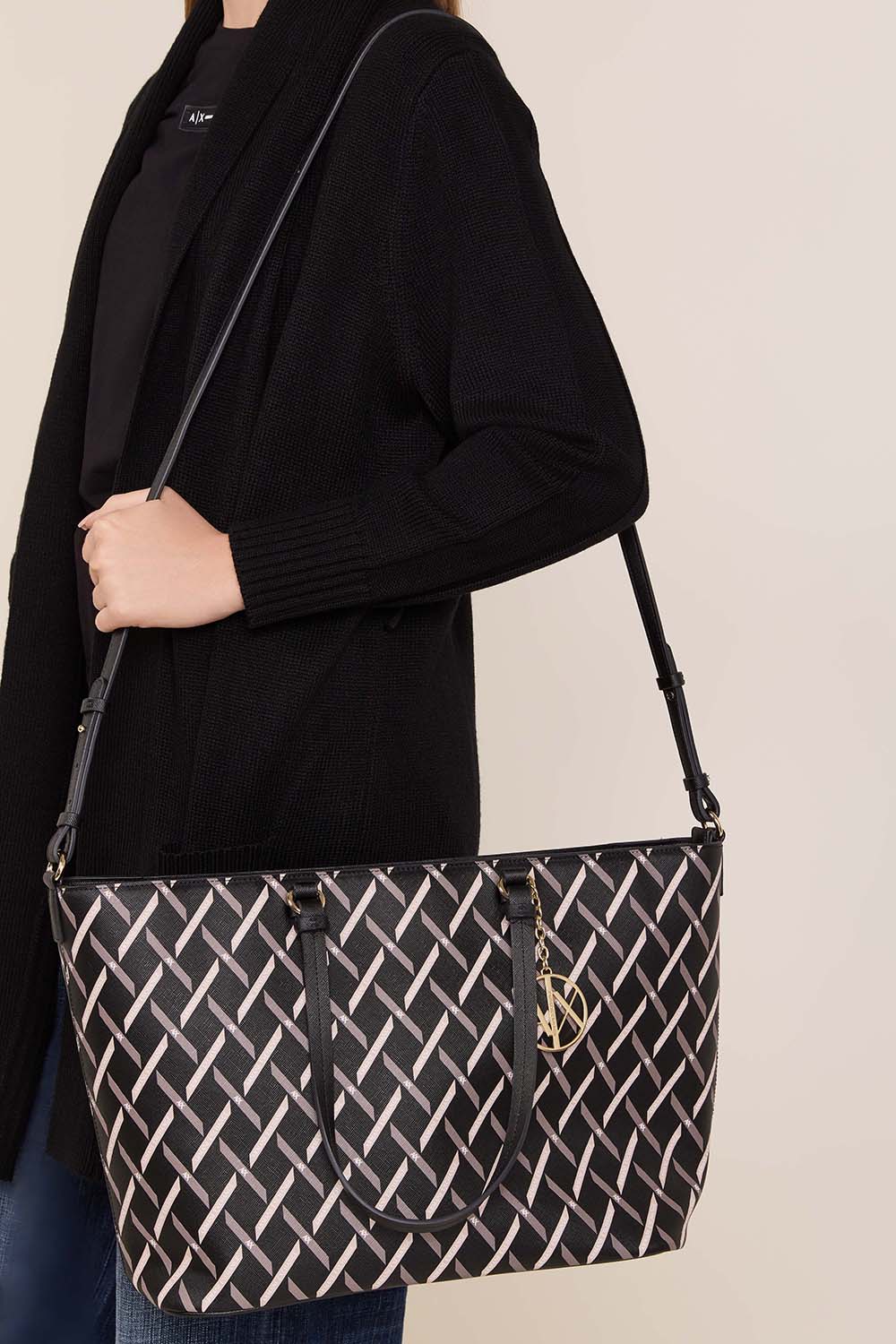 תמונת כל הלוק של תיק נשיאה